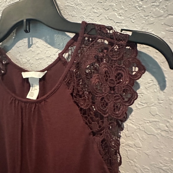 Burgundy Cute Top w Lace Shoulders - Size S - Picture 4 of 7